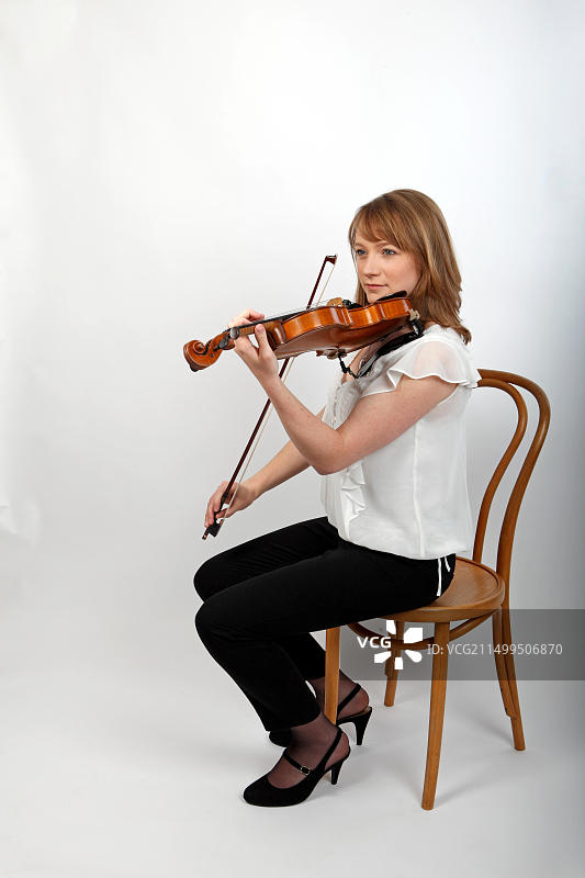 用弓演奏小提琴图片素材