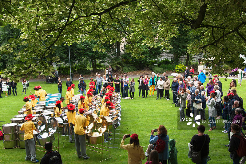 在联合露台花园演出的钢乐队，属于阿伯丁国际青年节图片素材