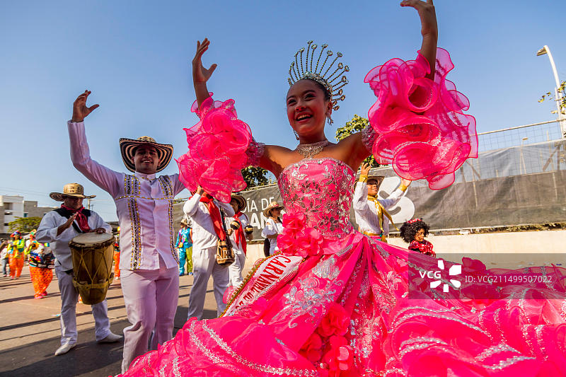 昆比亚舞者。狂欢节星期天庆祝伟大的传统和民俗游行，一个只有传统民俗团体、昆比亚舞者参加的游行图片素材