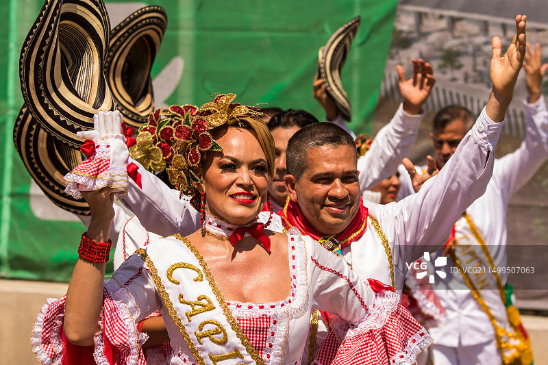 昆比亚姆巴。鲜花之战是狂欢节星期六举行的一项活动。这是一个花车, कंपारसा, 昆比亚姆巴,民间团体游行图片素材