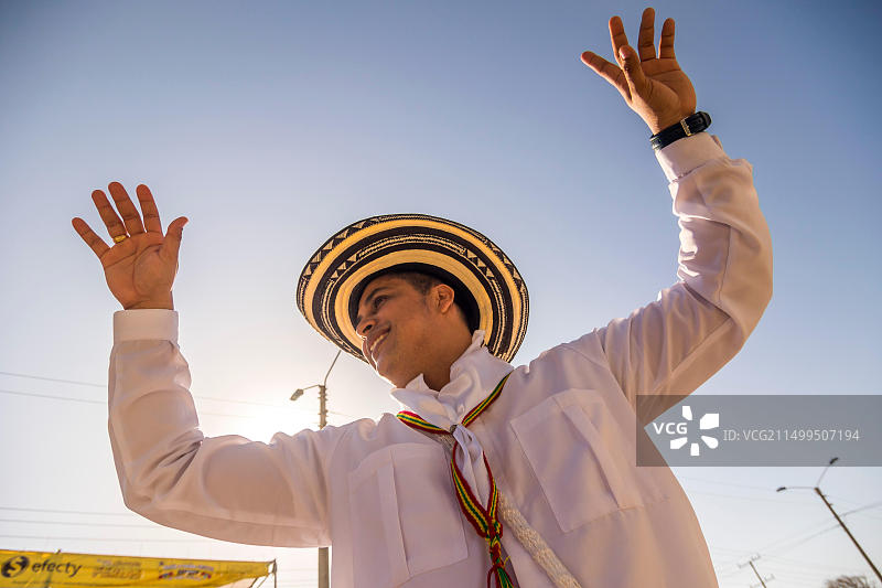 跳昆比亚舞的年轻男人图片素材