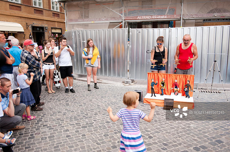 华沙老城广场的街头木偶戏表演图片素材