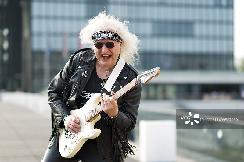 抱着吉他的男人图片素材