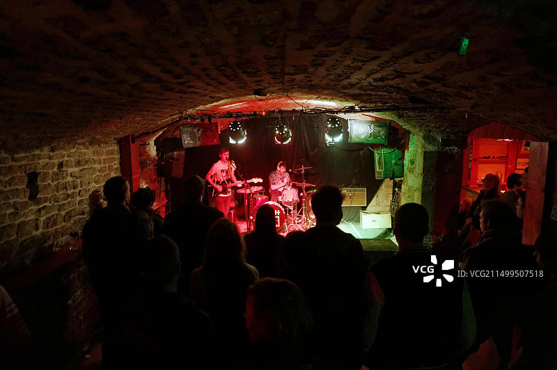 法国杜省贝桑松巴唐区锌制通道酒吧，年轻摇滚乐队Lynch The Elephant图片素材