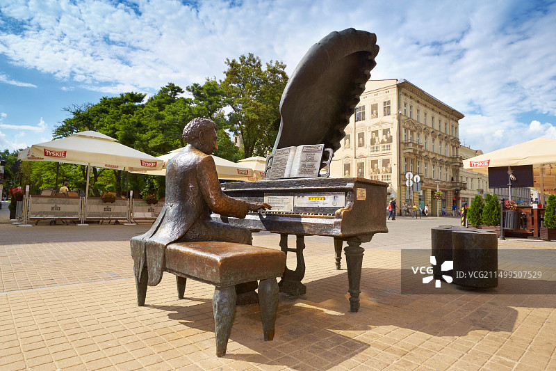 罗兹市彼得科夫斯卡街亚瑟·鲁宾斯坦钢琴家户外雕塑图片素材