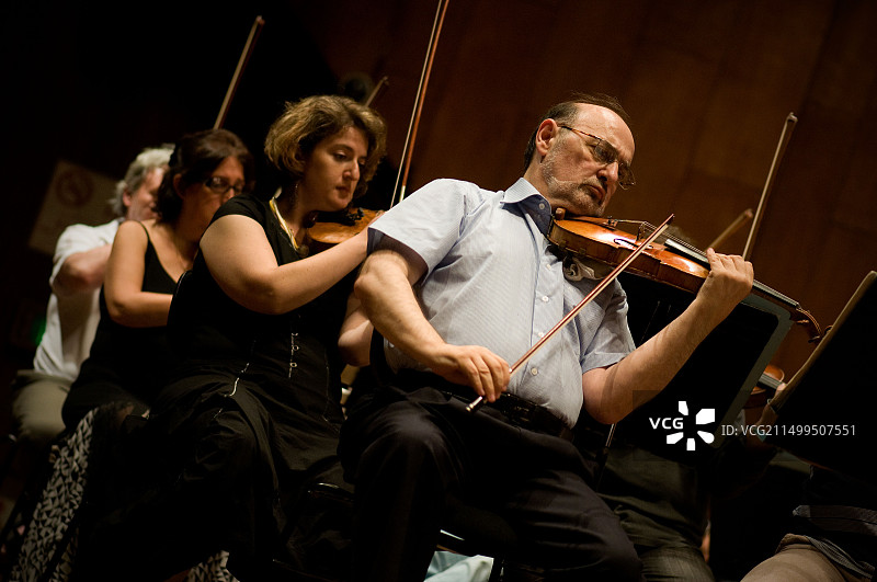 以色列爱乐乐团在特拉维夫曼礼堂排练图片素材