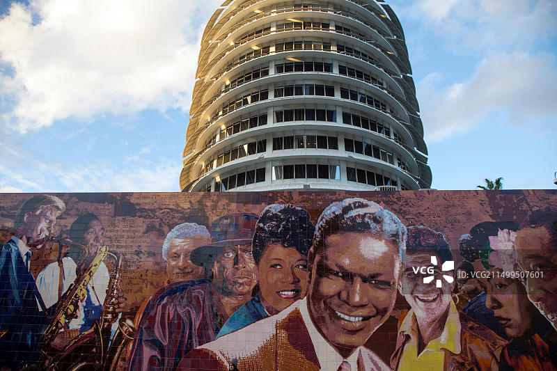 美国加利福尼亚好莱坞国会唱片大厦前的壁画图片素材