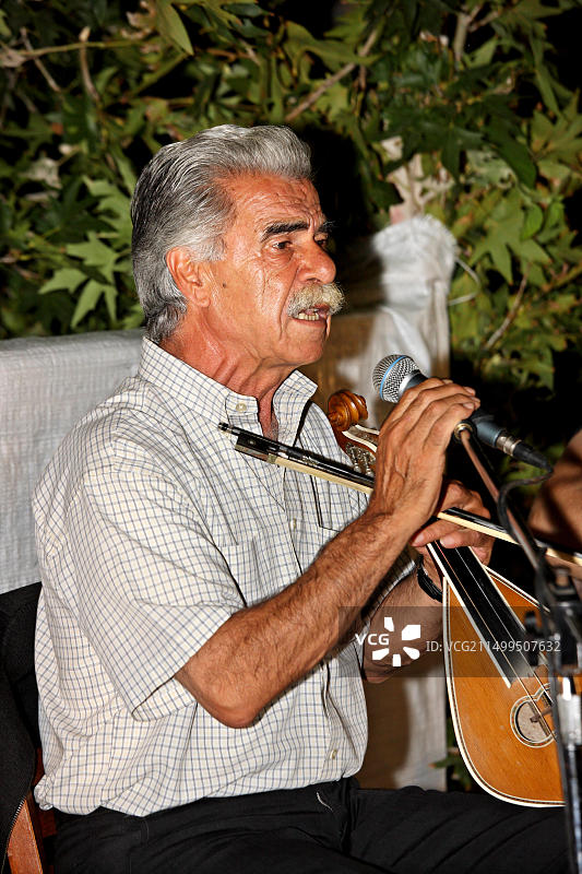 瓦西里斯·斯科拉斯先生，克里特（和希腊）最伟大的歌手和音乐家之一的现场表演。图片素材