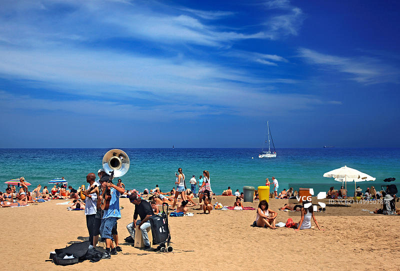 西班牙加泰罗尼亚巴塞罗那Sant Sebastia海滩的街头音乐家图片素材