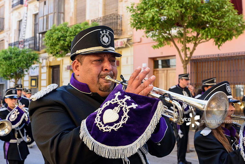 西班牙穆尔西亚省洛尔卡圣周五善周的Paso Morado兄弟会游行图片素材