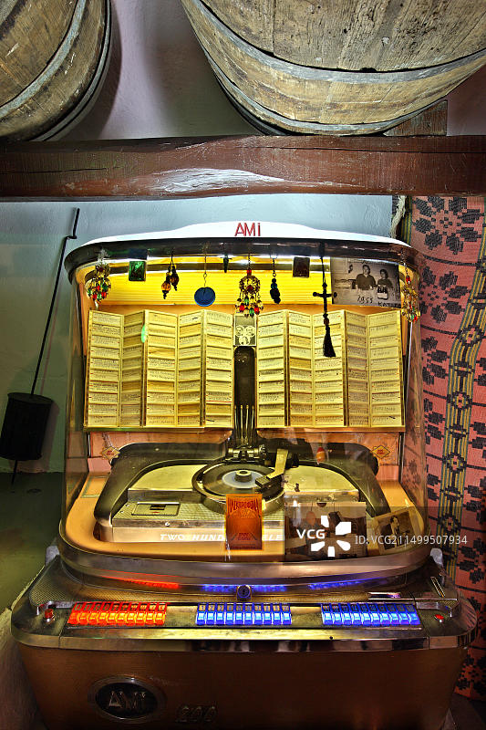 希罗斯岛Ano Syra的Katoga of Lilis酒吧的自动点唱机图片素材