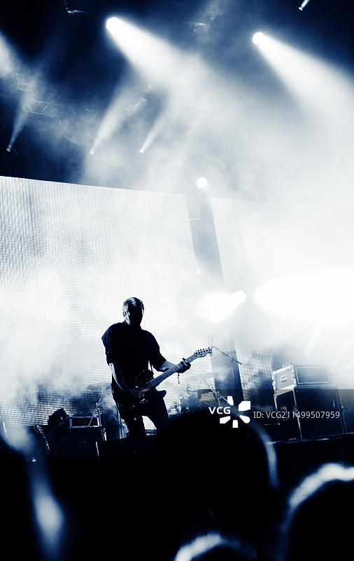摇滚音乐会舞台：吉他手演奏电吉他图片素材