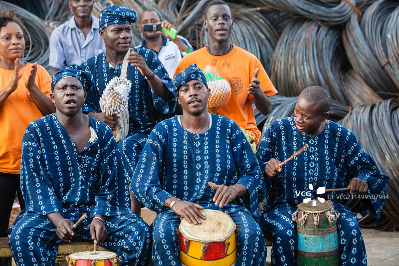 非洲贝宁科托努港口传统服饰乐队表演图片素材