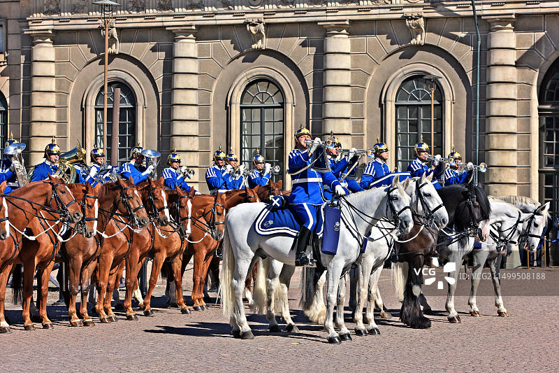 瑞典皇家骑兵乐队在斯德哥尔摩老城王宫表演图片素材