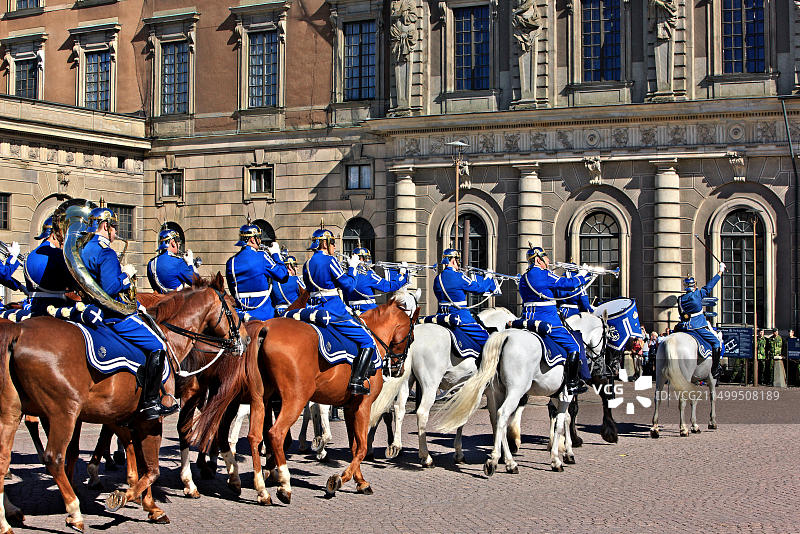 瑞典皇家骑兵乐队在斯德哥尔摩老城王宫表演图片素材