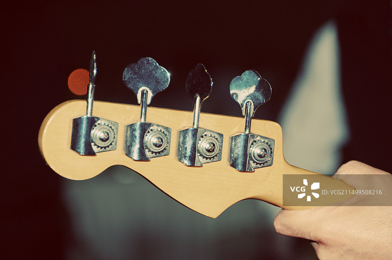 手中的贝斯吉他琴颈图片素材