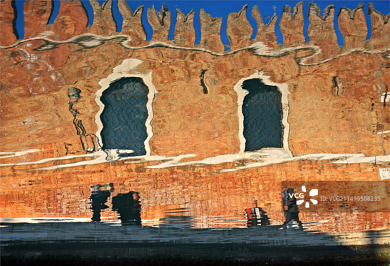 在意大利威尼斯卡斯特罗区军械库外面的手风琴演奏者图片素材