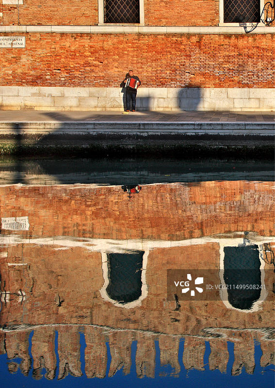 意大利威尼斯军械库外的手风琴演奏者图片素材