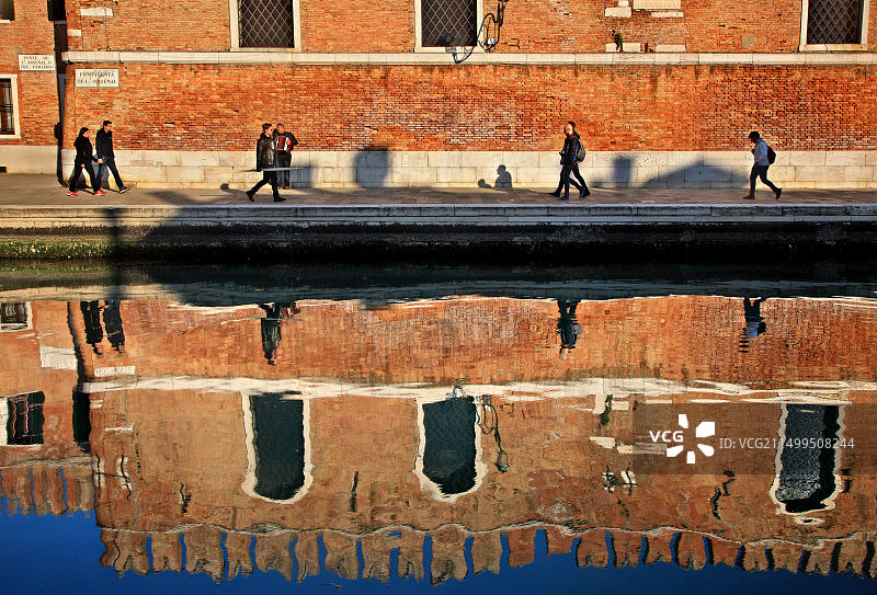 意大利威尼斯军械库外的手风琴演奏者图片素材