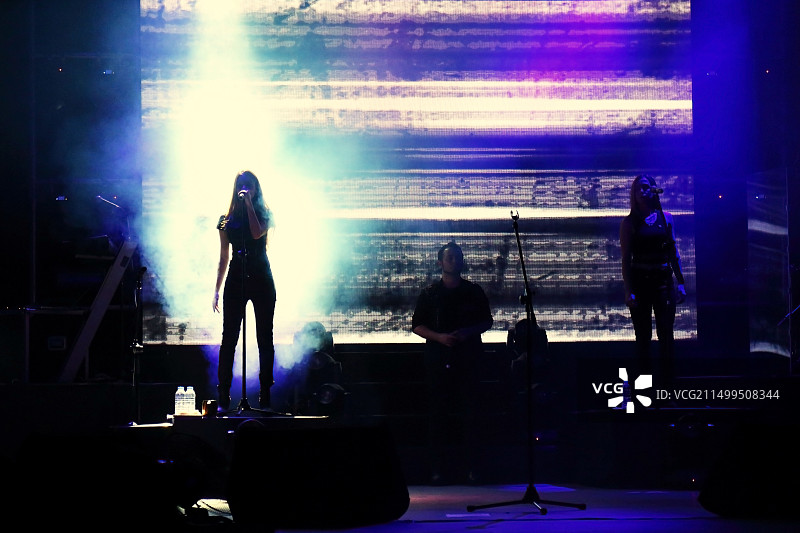 埃姆雷·艾登摇滚演唱会独唱图片素材