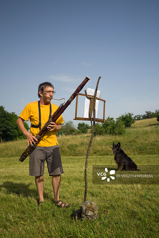 男人在户外演奏巴松管（法国奥弗涅）图片素材