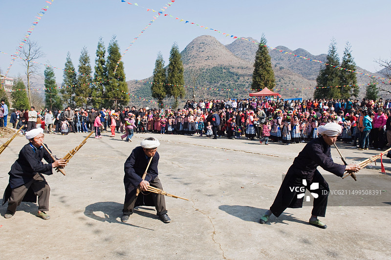 中国贵州，新年苗族节日上吹奏芦笙的男人们图片素材