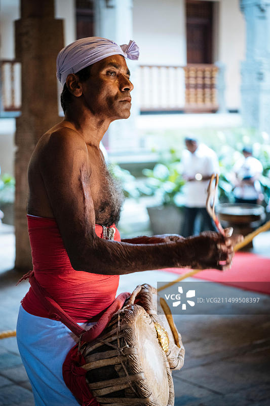 斯里兰卡中部省康提圣牙寺的普加节日期间的鼓手图片素材