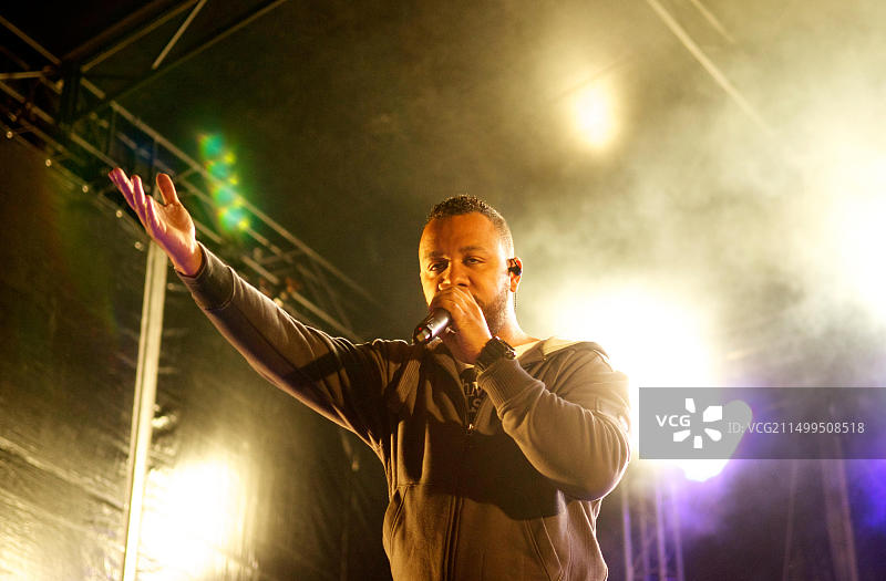 2013年4月24日，Boss AC乐队在阿尔马达演出，纪念4月25日。图片为演唱会期间的Boss AC肖像。摄影：Bruno Monico/Alamy Live News图片素材