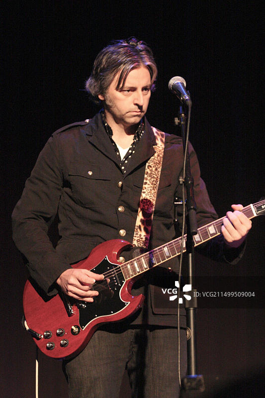 乐队吉他手在现场音乐会上表演图片素材