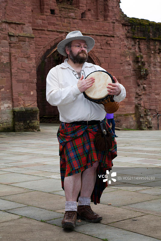 2014年4月5日，英国苏格兰阿布罗斯：鼓手安格斯·麦克库拉奇是“部落”的成员，该团体在苏格兰格子呢日在阿布罗斯修道院举行的苏格兰返乡活动中进行表演和重现。苏格兰政府资助的一项旨在促进独立投票年度旅游业的景点。格子呢日纪念 1320 年 4 月 6 日《阿布罗斯宣言》的签署。鸣谢：Mar Photographics/Alamy Live News图片素材