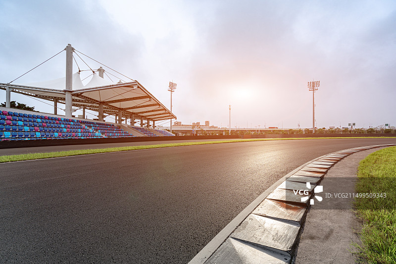 F1方程式柏油赛车道与看台图片素材