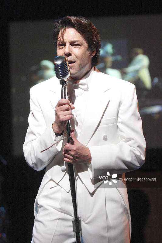 贝斯吉他手、键盘手兼歌手卡西姆·苏尔顿在与托德·伦德格伦乐队的“现场”音乐会上表演图片素材