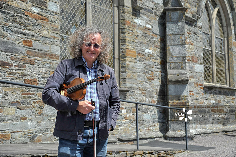 爱尔兰西科克郡班特里：传统音乐大师马丁·海耶斯在西科克室内音乐节上演奏图片素材