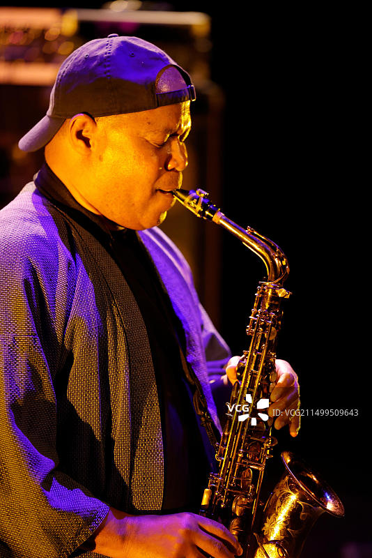 法国利摩日“Eclats d’Email”爵士音乐节：美国萨克斯管演奏家史蒂夫·科尔曼音乐会图片素材