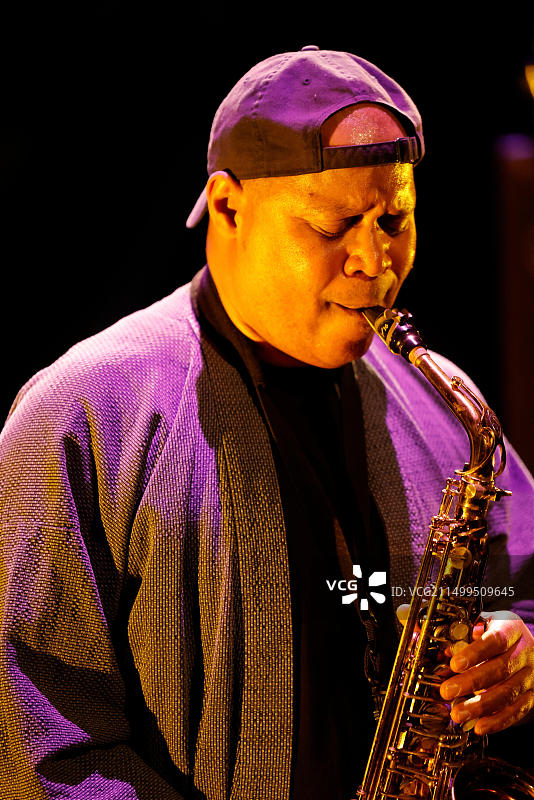 法国利摩日“Eclats d’Email”爵士音乐节：美国萨克斯管演奏家史蒂夫·科尔曼音乐会图片素材