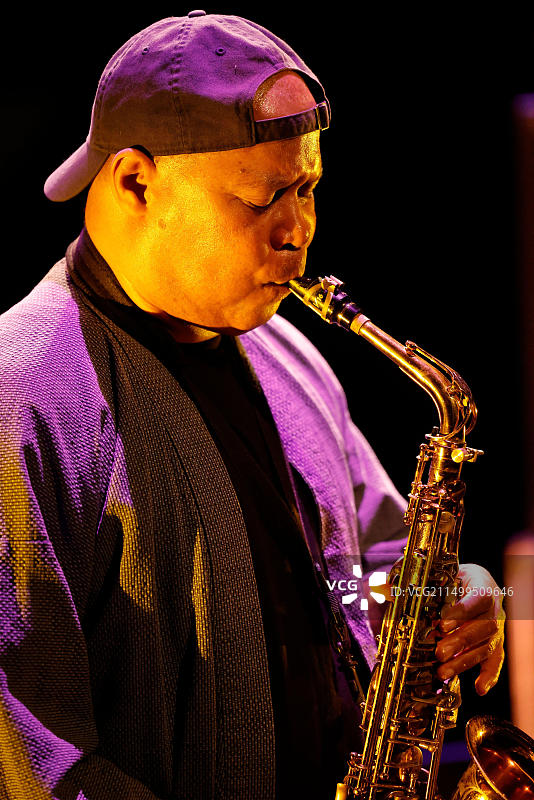 法国利摩日“Eclats d’Email”爵士音乐节：美国萨克斯管演奏家史蒂夫·科尔曼音乐会图片素材