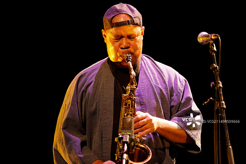 法国利摩日“Eclats d’Email”爵士音乐节：美国萨克斯管演奏家史蒂夫·科尔曼音乐会图片素材