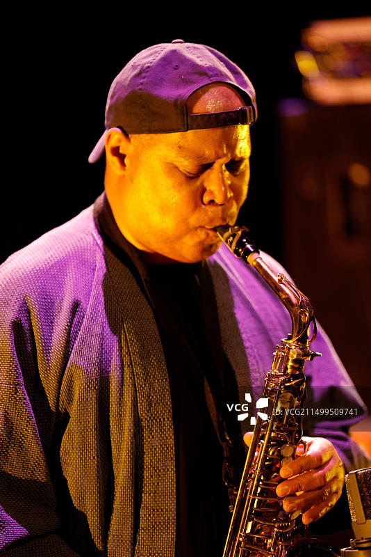 法国利摩日“Eclats d’Email”爵士音乐节：美国萨克斯管演奏家史蒂夫·科尔曼音乐会图片素材