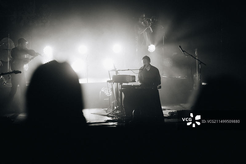 英国伦敦，2023年4月30日：Novo Amor在巴比肯音乐厅演出图片素材