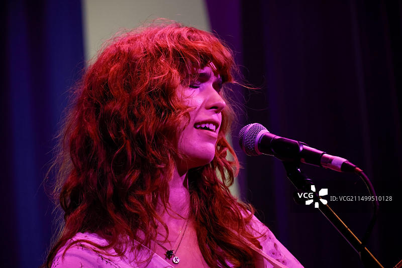 英国东萨塞克斯布莱顿霍夫市布莱海姆中心。莫莉·佩顿在2024年The Great Escape音乐节布莱海姆中心演出。尽管大量艺术家因TGE与巴克莱银行（涉及与以色列的军火贸易）之间的联系而抵制该活动。莫莉在舞台上宣布她支持受战争影响的巴勒斯坦家庭，并捐赠了部分演出费。2024年5月16日。David Smith/Alamy News图片素材
