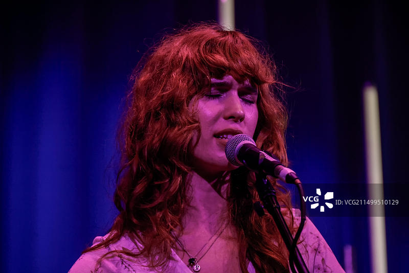 英国东萨塞克斯布莱顿霍夫市布莱海姆中心。莫莉·佩顿在2024年The Great Escape音乐节布莱海姆中心演出。尽管大量艺术家因TGE与巴克莱银行（涉及与以色列的军火贸易）之间的联系而抵制该活动。莫莉在舞台上宣布她支持受战争影响的巴勒斯坦家庭，并捐赠了部分演出费。2024年5月16日。David Smith/Alamy News图片素材