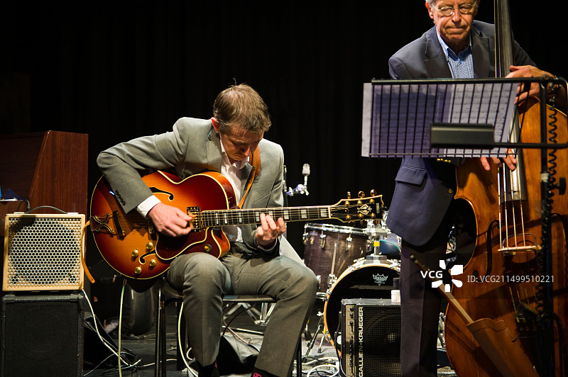 在布雷肯爵士音乐节舞台上与Shearing四重奏乐队演出的吉他手图片素材