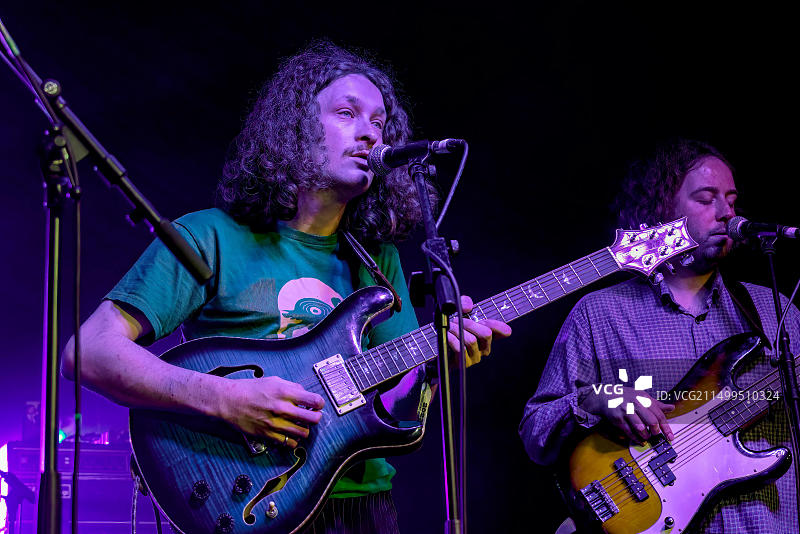 英国东萨塞克斯布莱顿-霍夫市，TGE海滩舞台上的表演者，2023年The Great Escape音乐节，2023年5月12日图片素材