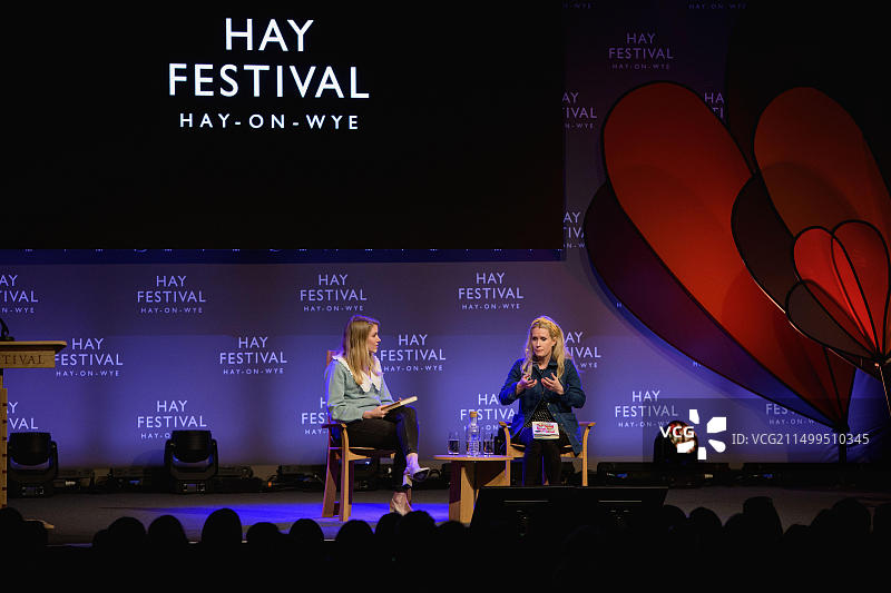 英国威尔士海伊：露西·博蒙特和瑞秋·帕里斯在海伊艺术节上图片素材