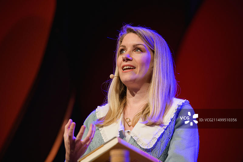 英国威尔士海伊：露西·博蒙特和瑞秋·帕里斯在海伊艺术节上图片素材