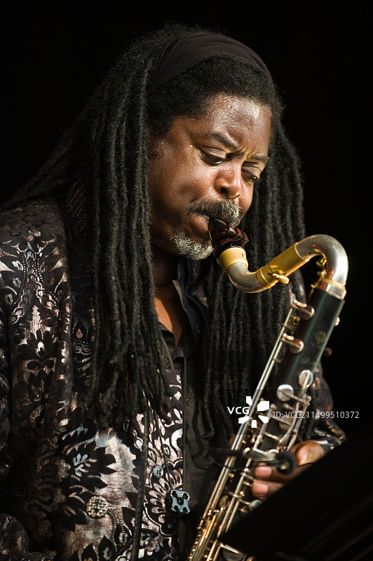 考特尼·派恩在布雷肯爵士音乐节上用低音单簧管与乐队合奏图片素材