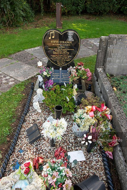 英国波斯考尔禧年花园公墓，已故Visage乐队主唱史蒂夫·斯特兰奇的坟墓图片素材
