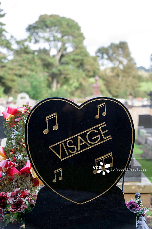 英国波斯考尔禧年花园公墓，已故Visage乐队主唱史蒂夫·斯特兰奇的坟墓图片素材
