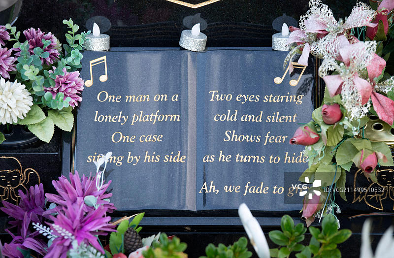 英国波斯考尔禧年花园公墓，已故Visage乐队主唱史蒂夫·斯特兰奇的坟墓图片素材