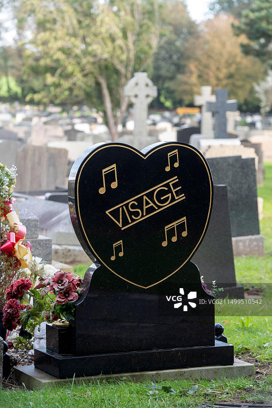 英国波斯考尔禧年花园公墓，已故Visage乐队主唱史蒂夫·斯特兰奇的坟墓图片素材